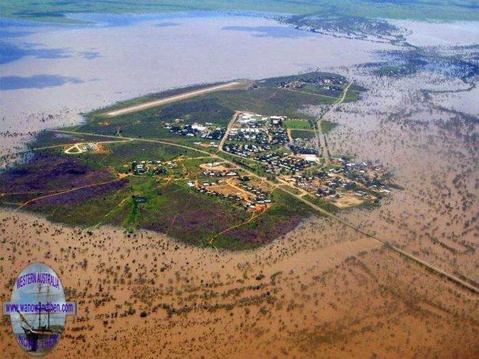 Fitzroy Crossing airport in flood, WA