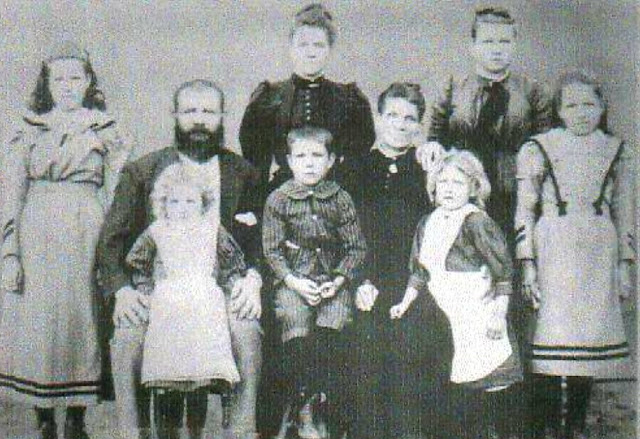Edward Busbridge and Family at Irvinebank QLD, image from historicalaustraliantowns.blogspot.com
