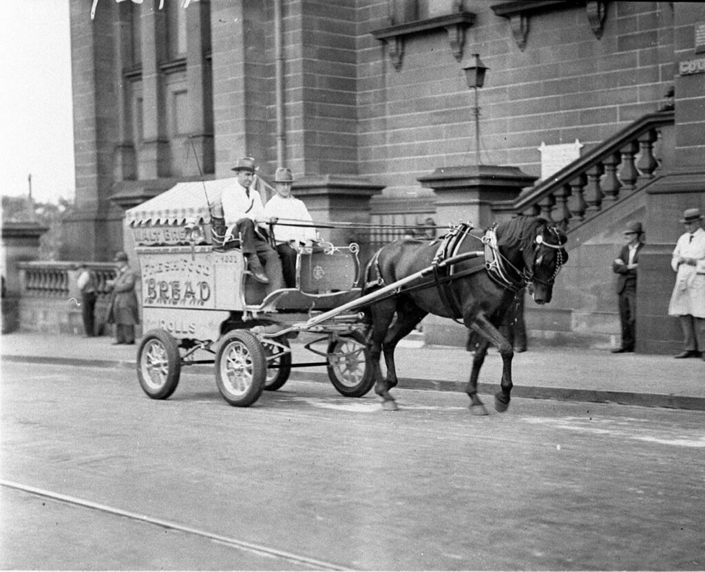 'Pneumatic-tyred horse-drawn bread cart*. 1934.' *van Sam Hood photo. State Library NSW.